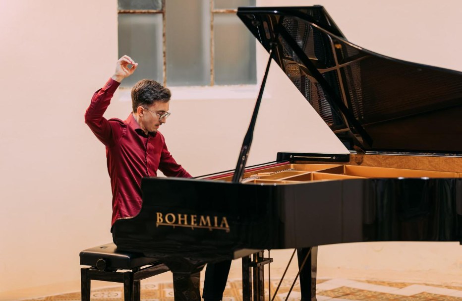 Klavírista Michal Pospíšil u koncertního křídla